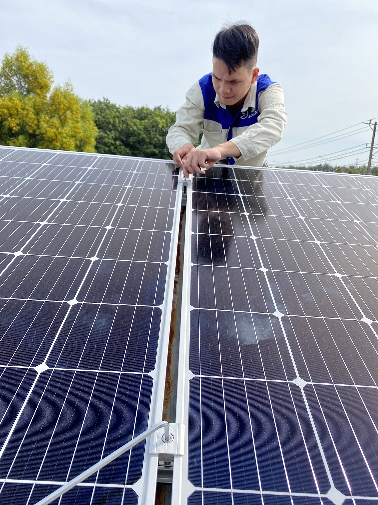 Thợ thi công lắp đặt điện năng lượng mặt trời