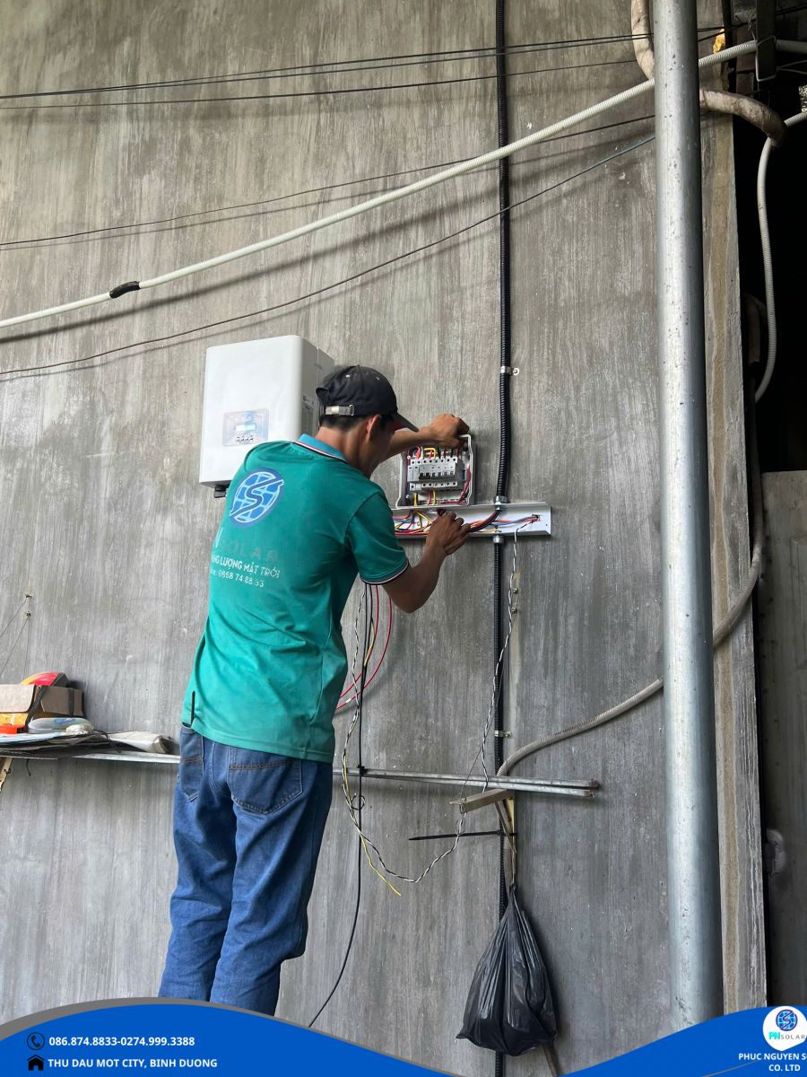 Bộ biến tần DEYE 10kW điều khiển hệ thống điện mặt trời