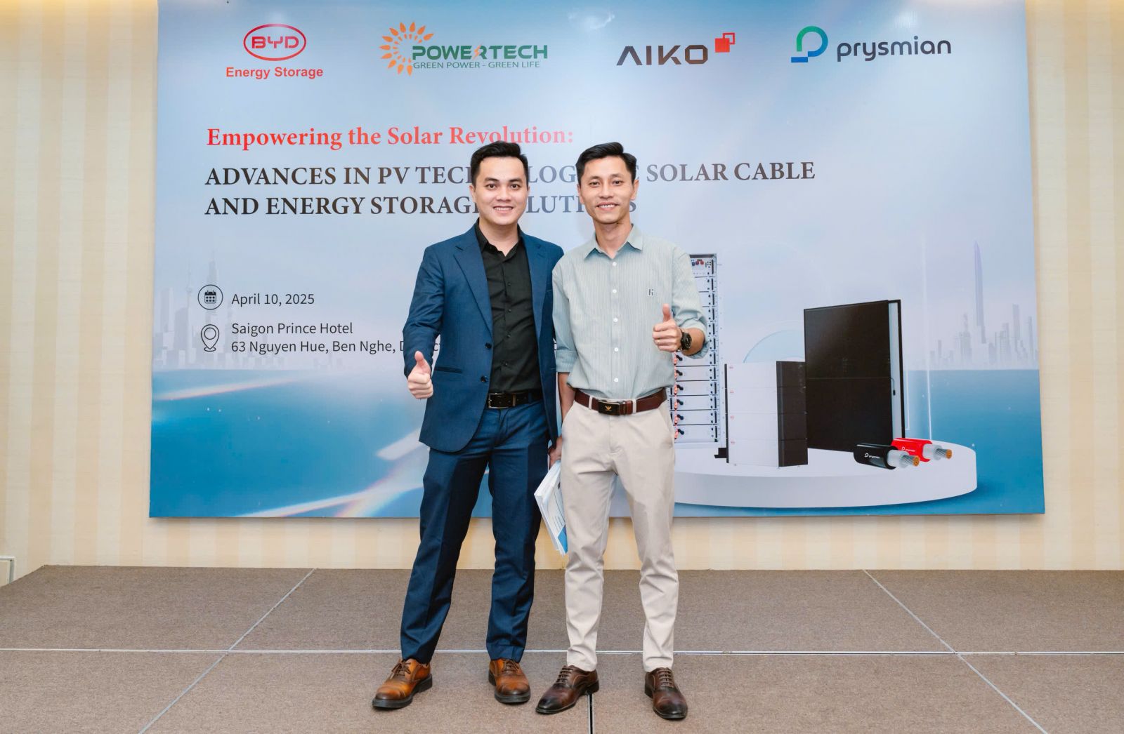 Phúc Nguyễn Solar chụp ảnh lưu niệm cùng đối tác tại hội thảo PowerTech